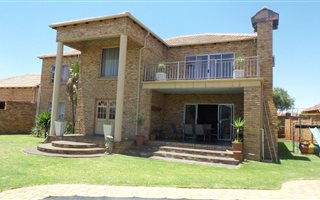 4 Bedroom House in Protea Ridge