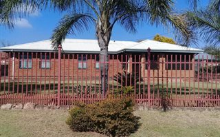 4 Bedroom House in Kwaggasrand