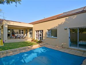 4 Bed House in Cedar Lakes