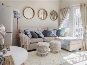2 Bed Apartment in Die Hoewes