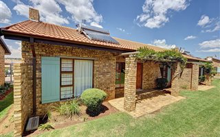 3 Bedroom Apartment in North Riding AH