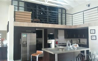 4 Bedroom House in Kosmosdal