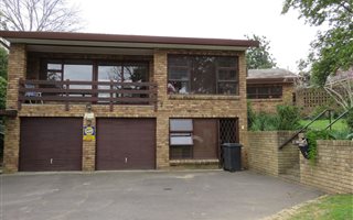 4 Bedroom House in Onder Papegaaiberg