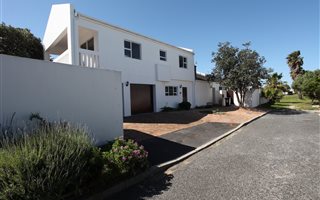 5 Bedroom House in Marina Da Gama