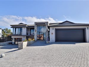 5 Bed House in Mossel Bay Golf Estate
