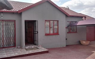 3 Bedroom House in Olievenhoutbos