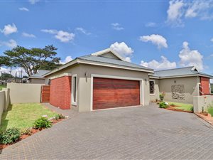 4 Bed House in Colts Hill