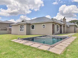 4 Bed House in Colts Hill