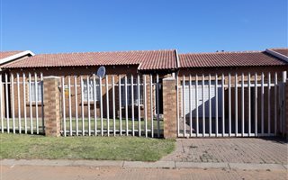 3 Bedroom House in Tasbet Park