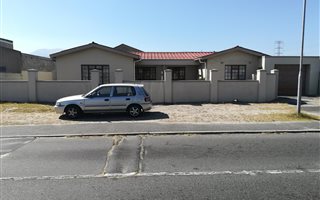 4 Bedroom House in Grassy Park