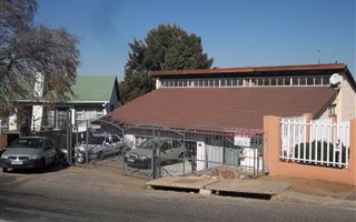 12 Bedroom House in Gillview