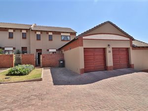 4 Bed Townhouse in Rietvlei Heights Country Estate