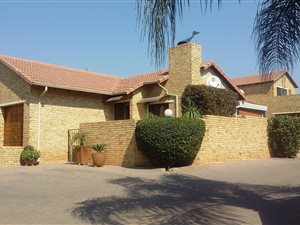 3 Bed Townhouse in Ruimsig