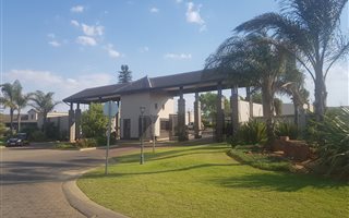 9039 m² Land available in Mooikloof Glen