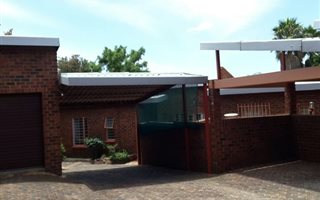 3 Bedroom Simplex in Constantia Kloof