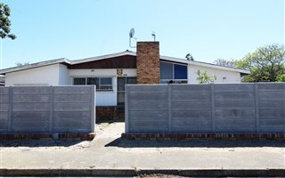 4 Bedroom House in Blommendal