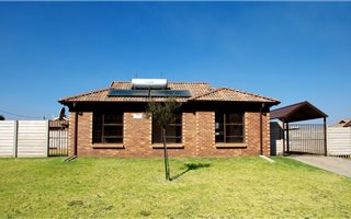 3 Bedroom House in Clayville
