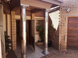 4 Bed House in Robertsham