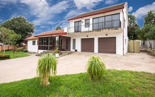 5 Bedroom House in Die Wingerd