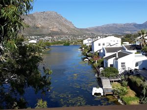 4 Bedroom House in Marina Da Gama
