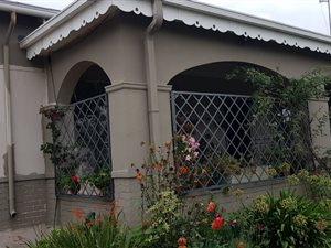 4 Bed House in Springs Central