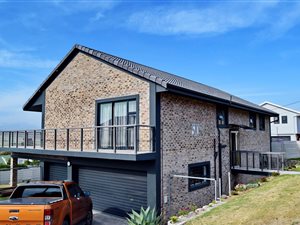 4 Bed House in Fraaiuitsig