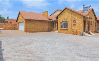 4 Bedroom House in Lenasia South