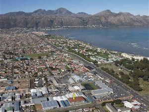 2400 m² Commercial space in Strand South