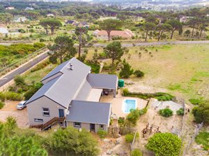 6 Bed House in Sir Lowrys Pass