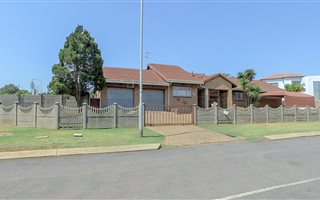 4 Bedroom House in Witpoortjie