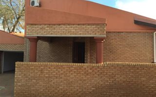 2 Bedroom House in Flamwood