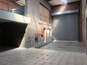 205 m² Industrial space in Commercia