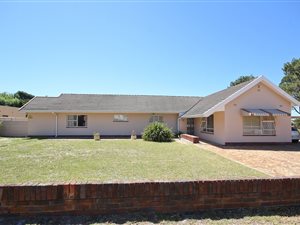 4 Bed House in Meadowridge