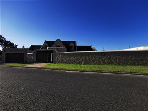 7 Bed House in Penlyn Estate