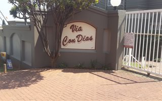 3 Bedroom Apartment in Roodekrans