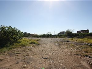 1 ha Land available in Isipingo Rail