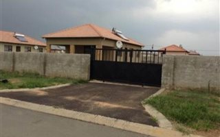 3 Bedroom House in Azaadville