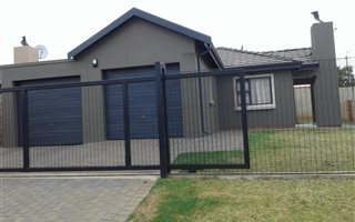 3 Bedroom House in Clayville