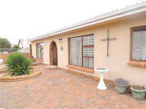 3 Bed House in Sandbaai
