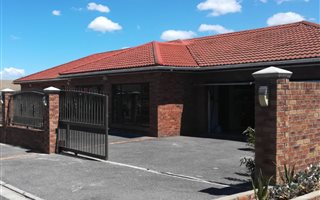 4 Bedroom House in Protea Heights
