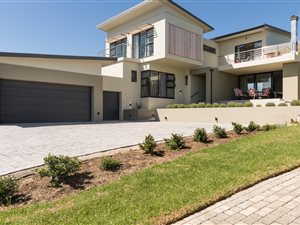 4 Bed House in Oubaai and surrounds