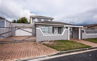 6 Bedroom House in Kenwyn