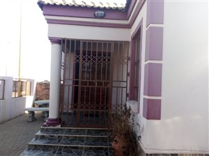 2 Bed House in Isiphetweni
