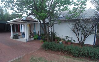 3 Bedroom Garden Cottage in Weltevreden Park