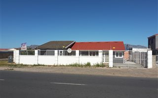 5 Bedroom House in Pelikan Park