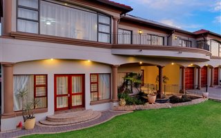 7 Bedroom House in Ruimsig Country Estate