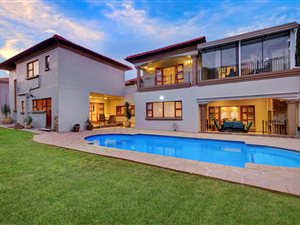 7 Bed House in Ruimsig Country Estate