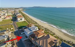 4 Bedroom House in Calypso Beach