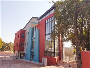910 m² Commercial space in Moreleta Park