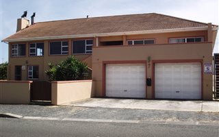 10 Bedroom House in Gansbaai and surrounds